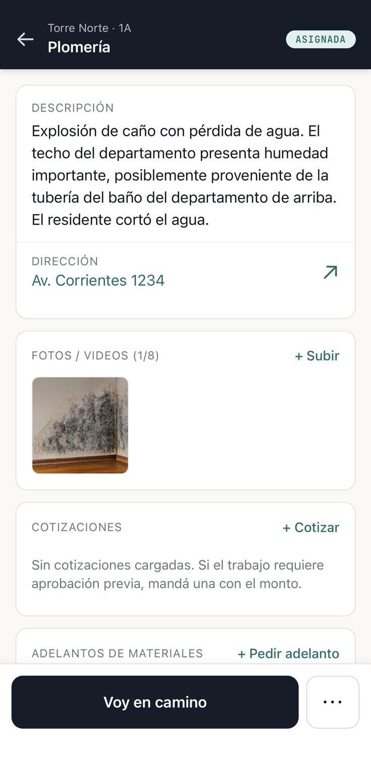 App del técnico: la orden de plomería con la foto del daño, la dirección y el botón para avisar que va en camino.